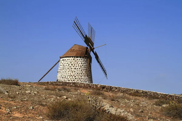 Stary wiatrak rundy w mieście Villaverde, Fuerteventura — Zdjęcie stockowe