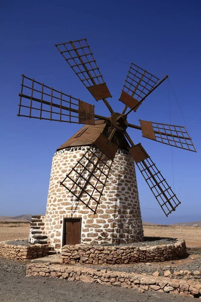 Moinho de vento velho perto da aldeia de Tefia, Fuerteventura, Ilhas Canárias , — Fotografia de Stock