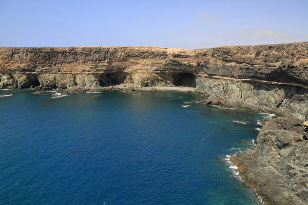 Cuevas volcánicas negras en la costa cerca del pueblo de Ajuy, Fuerteventu — Foto de Stock