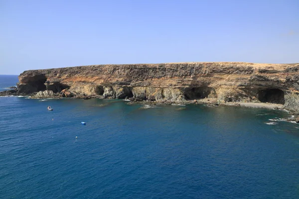 Grotte vulcaniche nere sulla costa vicino al villaggio di Ajuy, Fuerteventu — Foto Stock