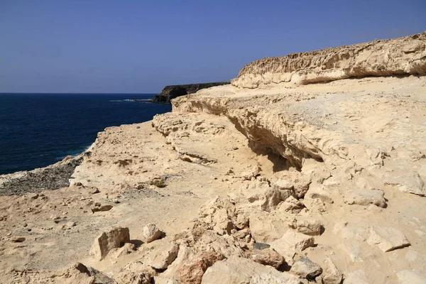 Grotte vulcaniche nere sulla costa vicino al villaggio di Ajuy, Fuerteventu — Foto Stock