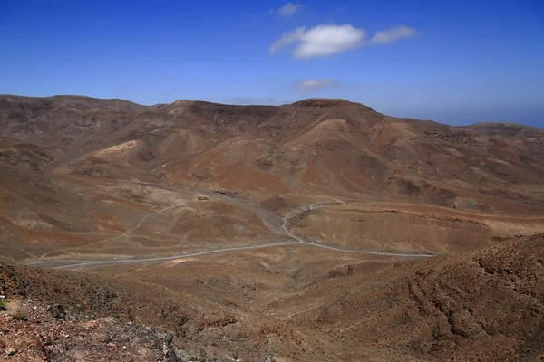 Güzel volkanik dağlar. Fuerteventura panoramik görünüm — Stok fotoğraf