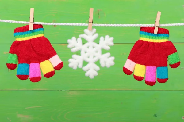 Handschuhe mit Schneeflocke — Stockfoto
