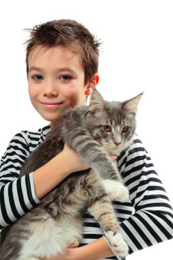 Çocuk yavru kedi ile