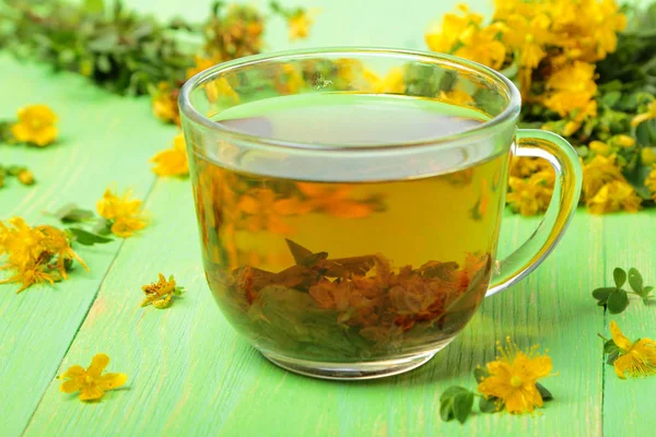 Hypericum çay çiçek ile