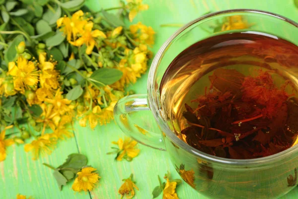 Té hipericum con flores — Foto de Stock