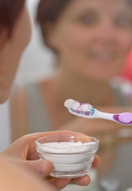 Sodyum bikarbonat ile diş parlatma