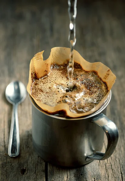 Malda kaffet i filterhållaren isolerade — Stockfoto