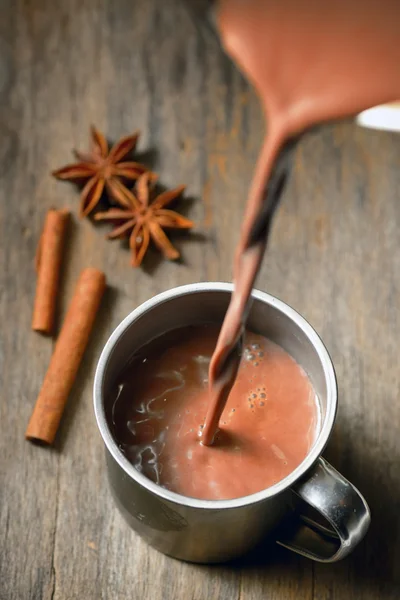 Horká čokoláda se skořicovou tyčinkou — Stock fotografie