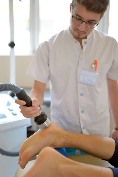 Fisioterapeuta realiza tratamiento de ultrasonido terapia — Foto de Stock