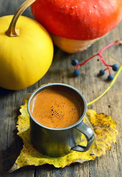 Kopp kaffe på hösten blad — Stockfoto