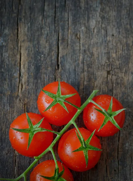 Tomates de cereja em madeira — Fotografia de Stock