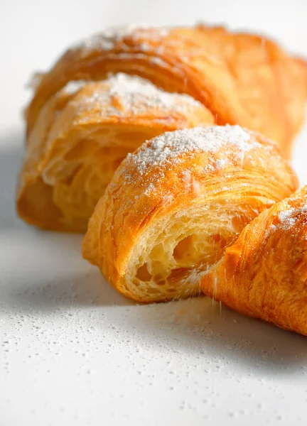 Čerstvý a chutný croissant — Stock fotografie