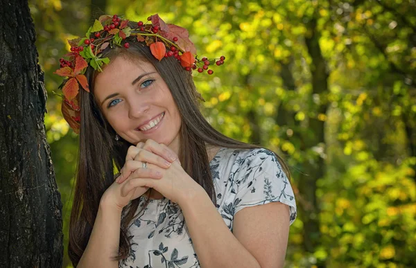 Chica con corona de otoño —  Fotos de Stock