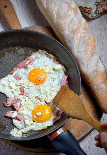 Huevos fritos en una sartén —  Fotos de Stock