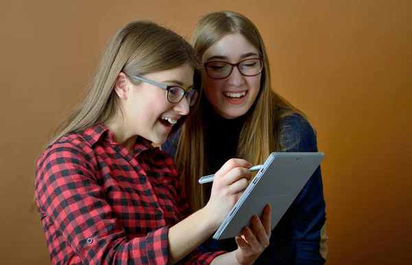 Duas meninas usando tablet pc — Fotografia de Stock