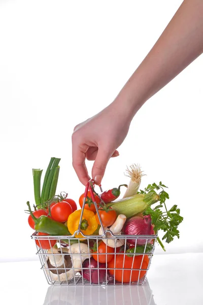 Cesto de compras cheio de legumes frescos — Fotografia de Stock