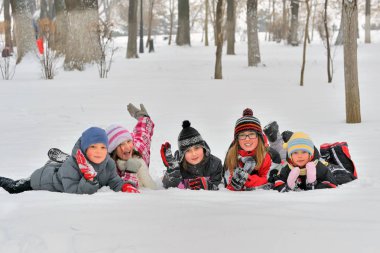 Winterwear gülen mutlu çocuk 