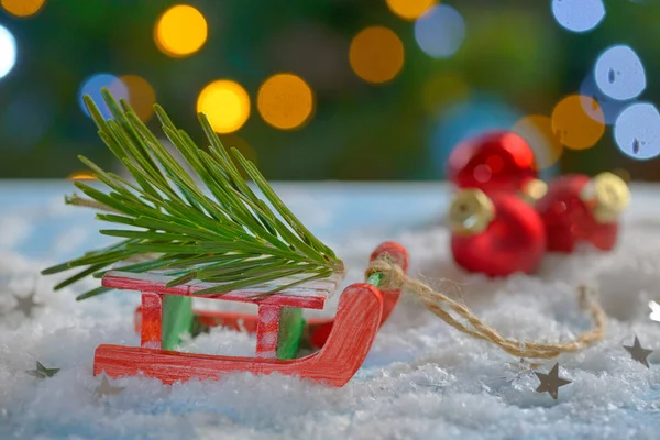 Röd släde leksak och julgran — Stockfoto