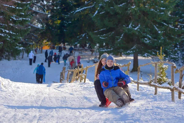 Teenagers slide downhill — Stock Photo, Image