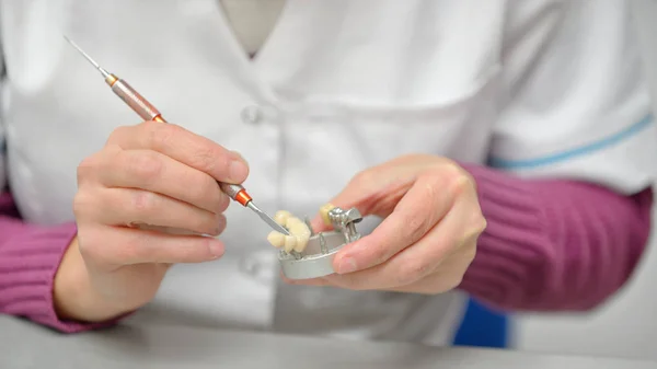 Técnico dental trabajando — Foto de Stock