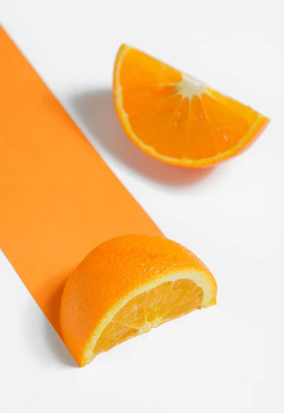 Skivor av orange på vit bakgrund — Stockfoto
