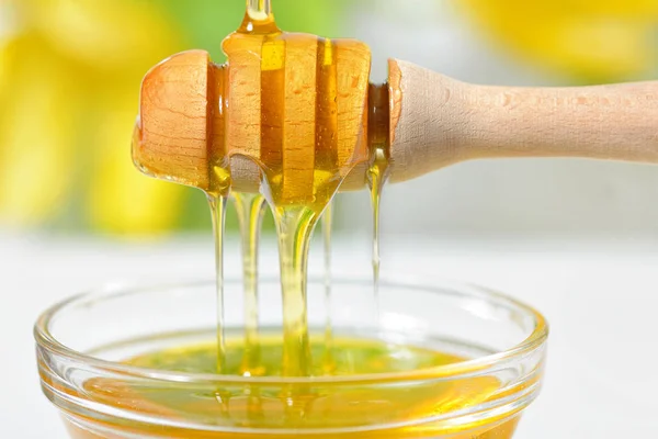 Miel dorada goteando —  Fotos de Stock