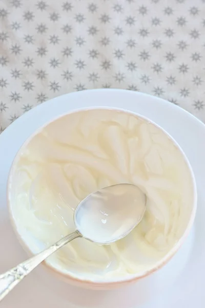 Emty ceramic bowl of white yoghurt — Stock Photo, Image