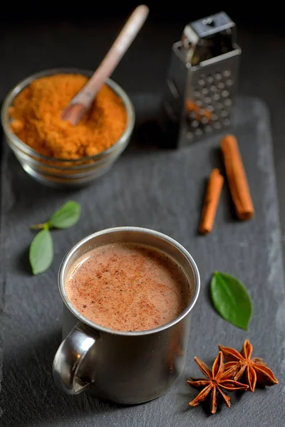 Xícara de chocolate quente, paus de canela — Fotografia de Stock