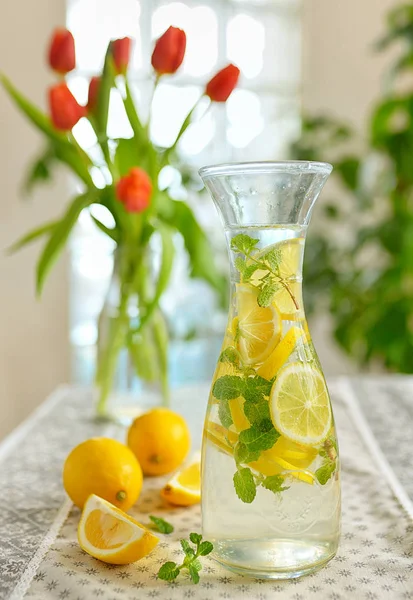 Limas frescas e limonada — Fotografia de Stock