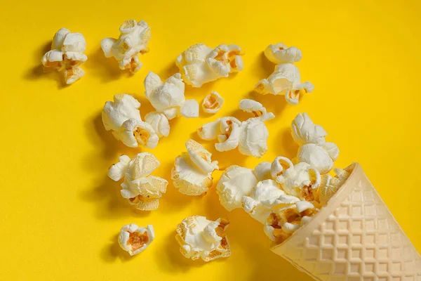 Popcorn in ijs kegels — Stockfoto