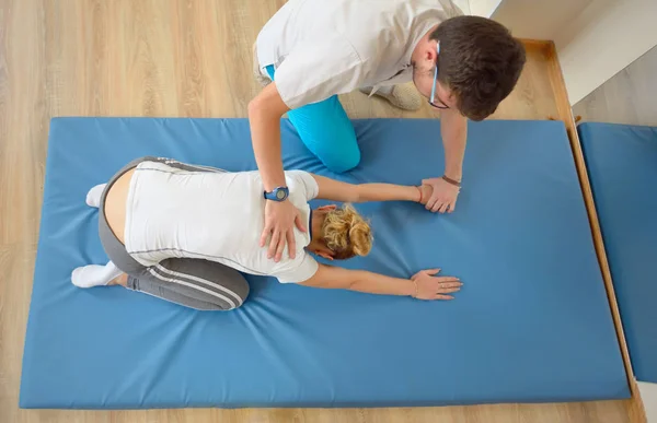 Terapeuta cinetoterapia y paciente — Foto de Stock