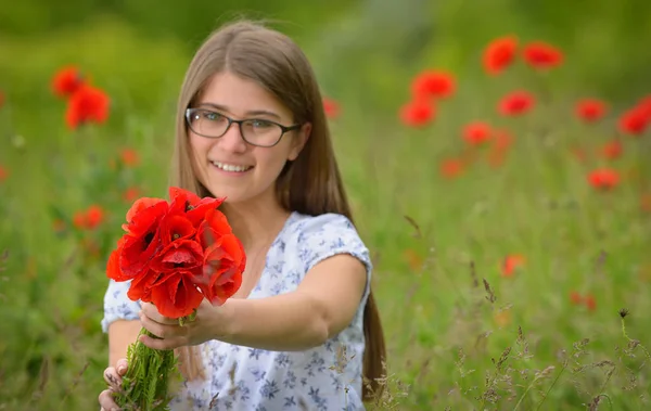 Junges Mädchen in einem Mohnfeld — Stockfoto