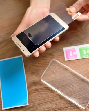 Güvenlik camı smartphone üzerinde yükleme