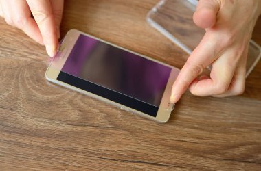 Güvenlik camı smartphone üzerinde yükleme