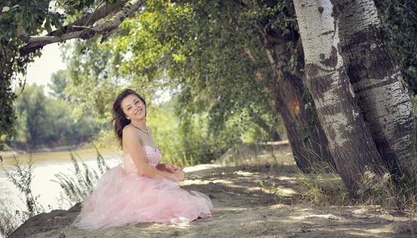 Mujer bonita en el bosque en primavera — Foto de Stock