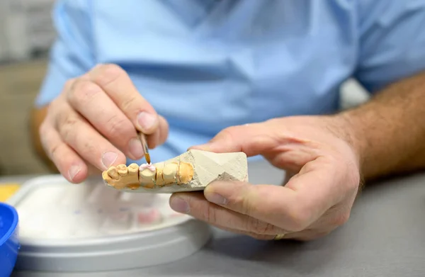 Técnico odontológico em laboratório odontológico — Fotografia de Stock