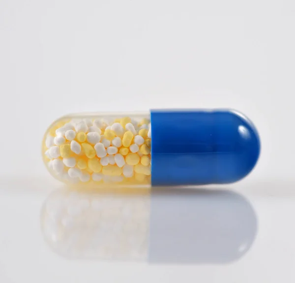 Um único comprimido isolado — Fotografia de Stock