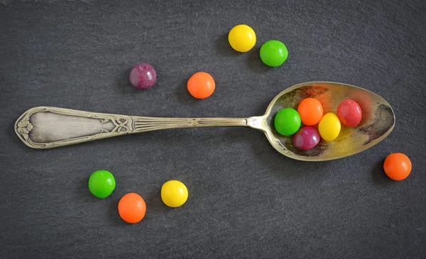 Färgglada jelly godis i sked — Stockfoto
