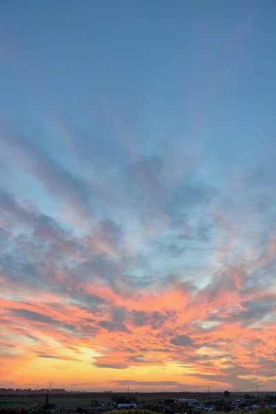 Zonsondergang over de stad in de lentetijd — Stockfoto