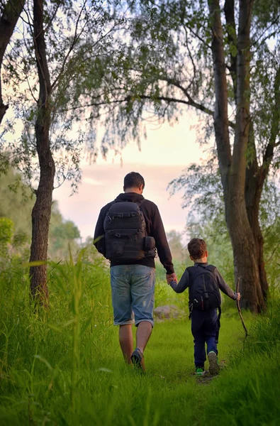 Apa és fia, séta az erdő — Stock Fotó