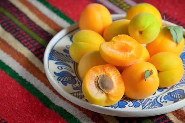 Frutas maduras de albaricoques — Foto de Stock