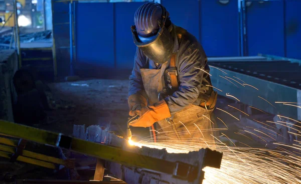 Trabalho de soldador dentro da planta — Fotografia de Stock