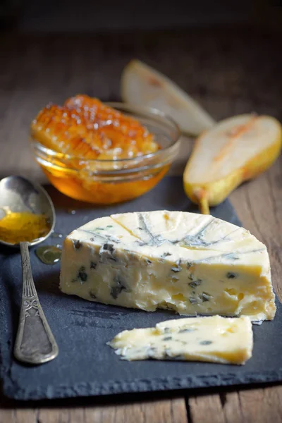 Синий сыр и мед — стоковое фото