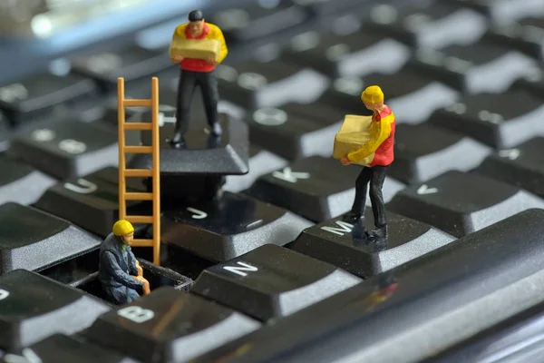Werknemers toetsenbord repareren — Stockfoto