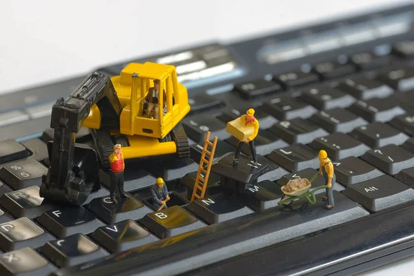 Workers repairing keyboard — Stock Photo, Image