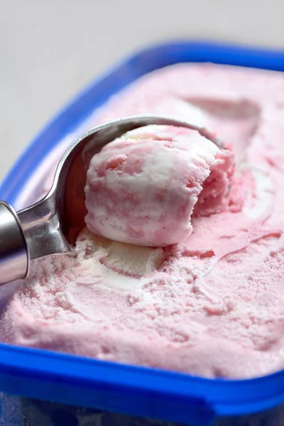 Gelato alla fragola e vaniglia — Foto Stock