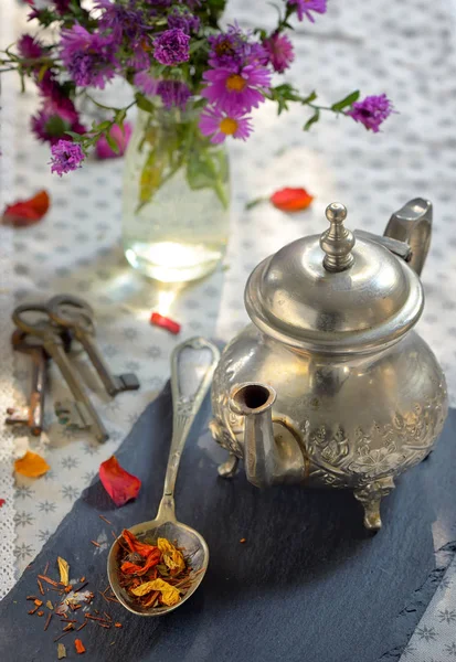 Folhas de chá secas na colher — Fotografia de Stock