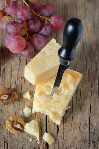 Um pedaço de queijo parmesão — Fotografia de Stock