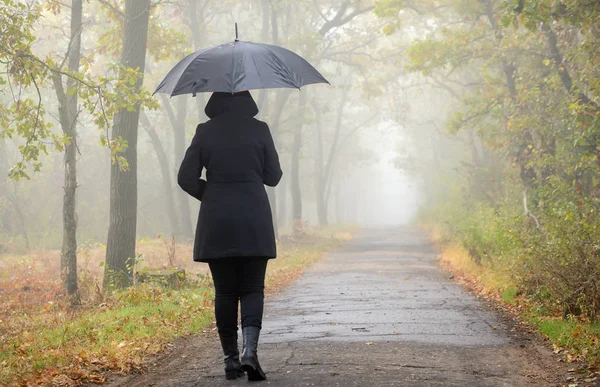 Vrouw met zwarte paraplu — Stockfoto
